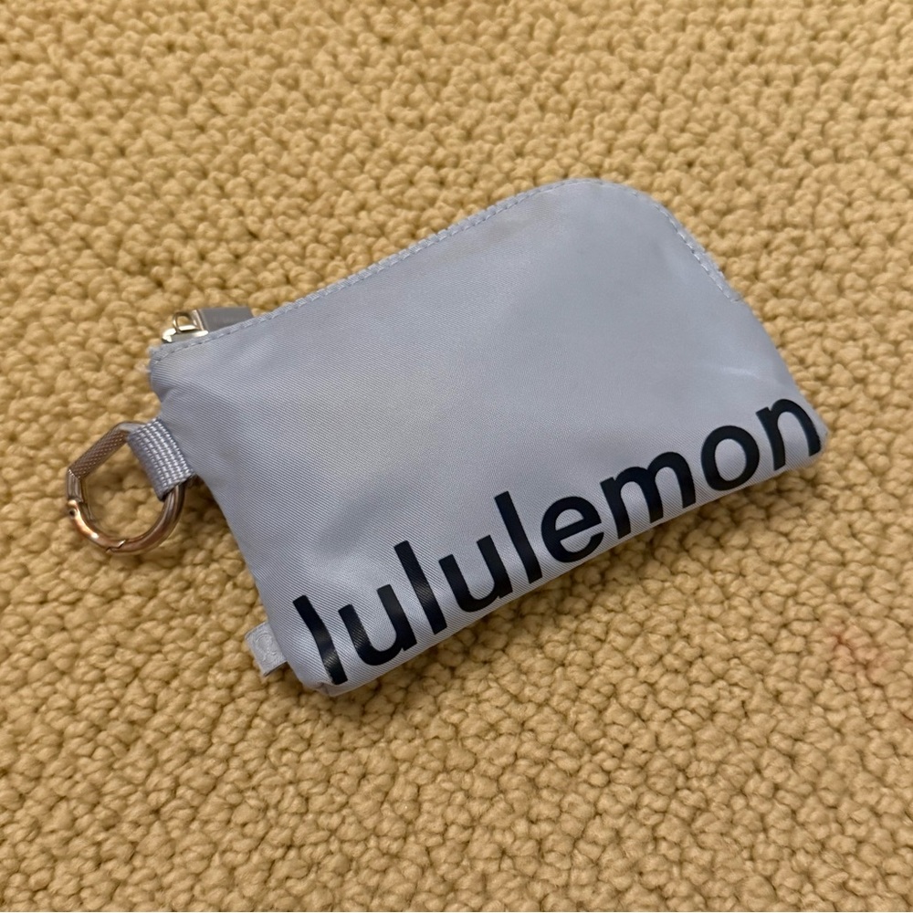 clippable card pouch blue linen/true navy - lululemon!